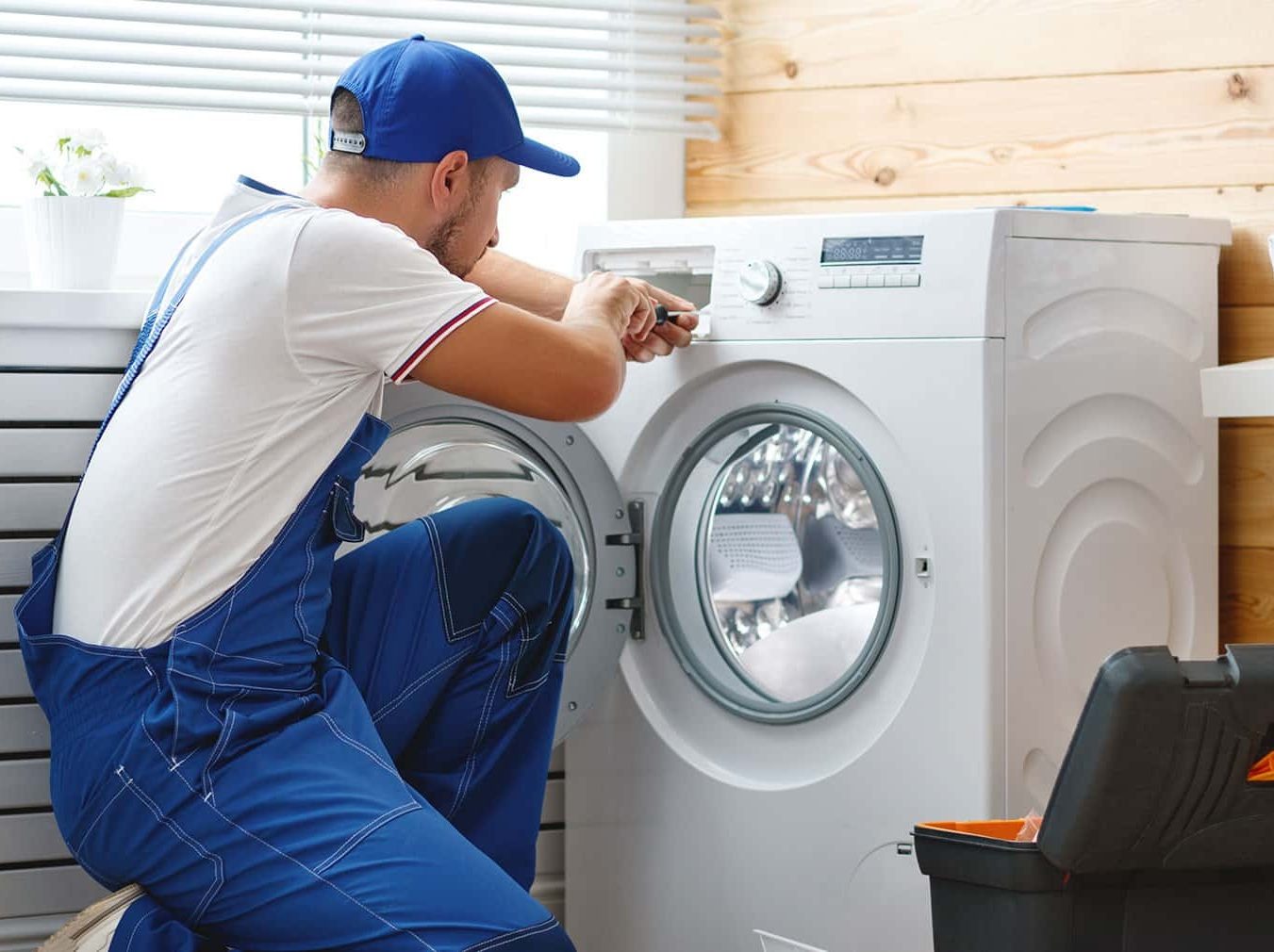 Técnico del servicio técnico Fagor reparando electrodoméstico en Gijón